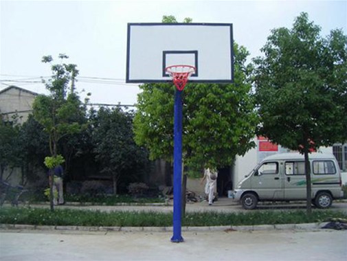 选择篮球架时要参考场地的特点